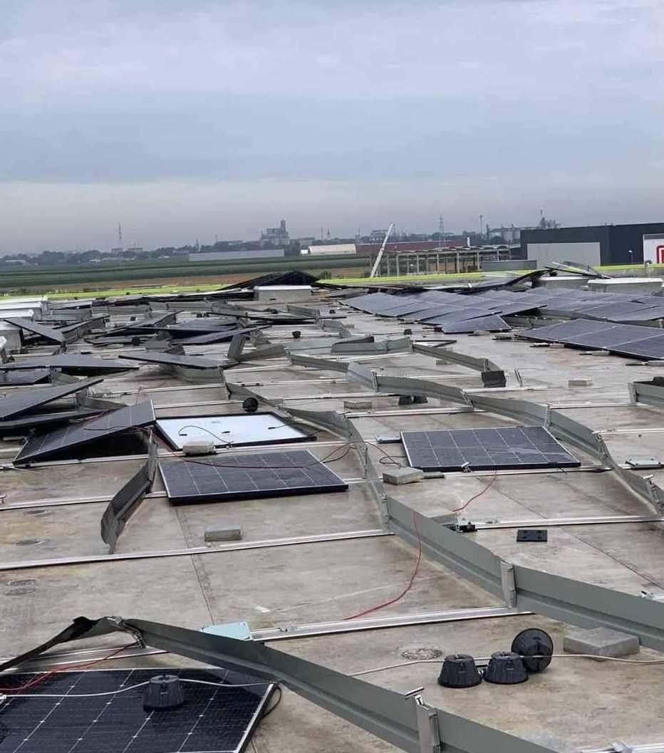 Oluja uništila "solarnu farmu" na krovu fabrike u Inđiji