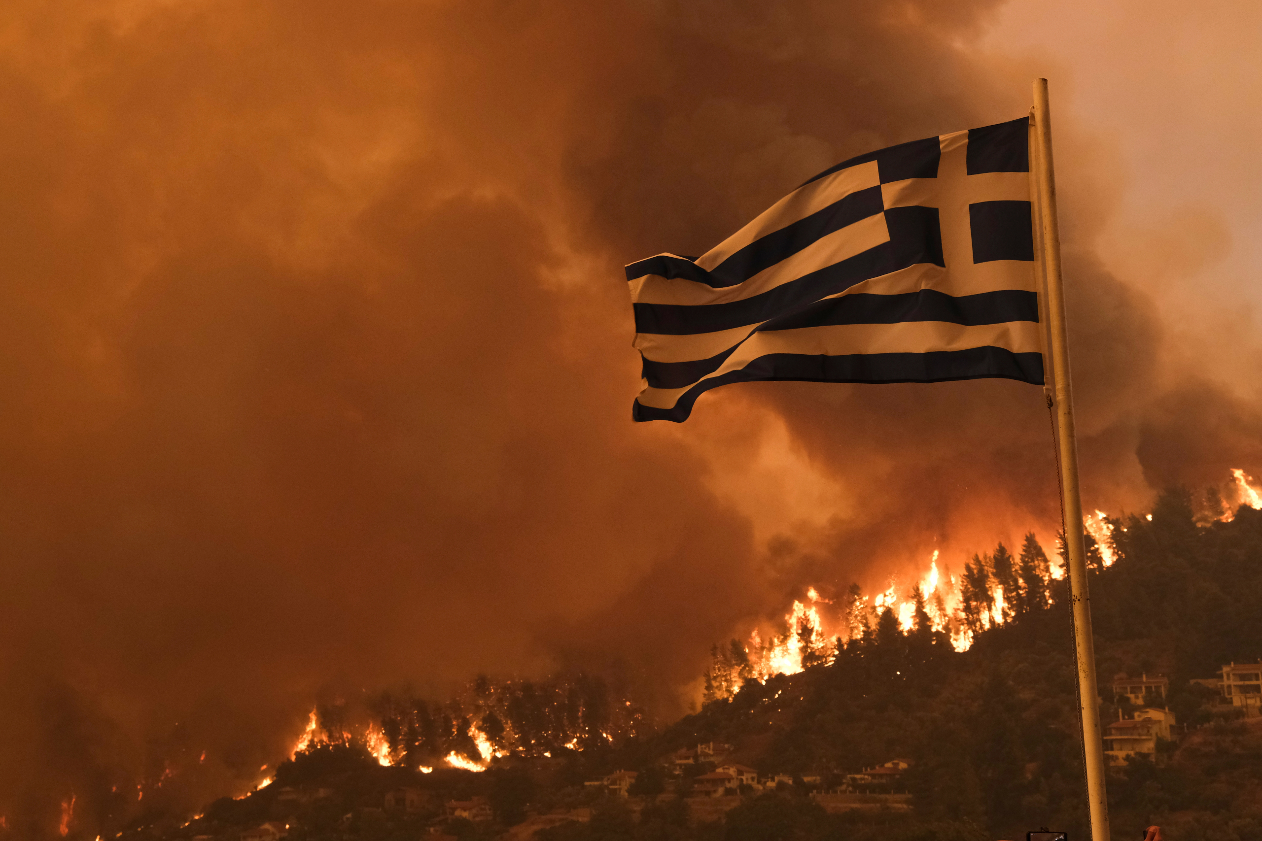 Alarmantno: Požari u Grčkoj izbacili CO2 kao 222.000 automobila godišnje!