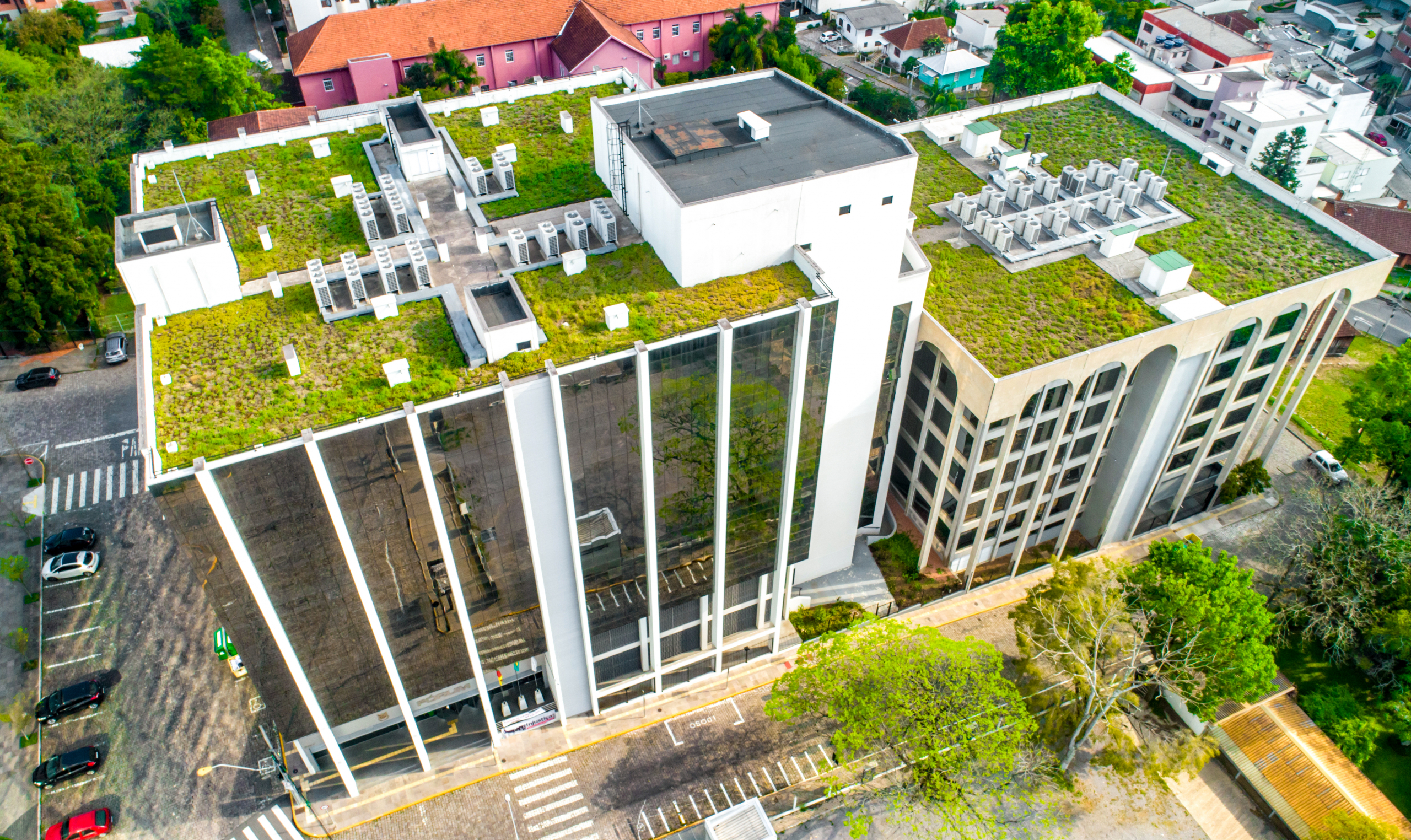 Bečki univerzitet osmislio jedinstvenu baštu na krovu: Spoj zelenog i solarnih panela
