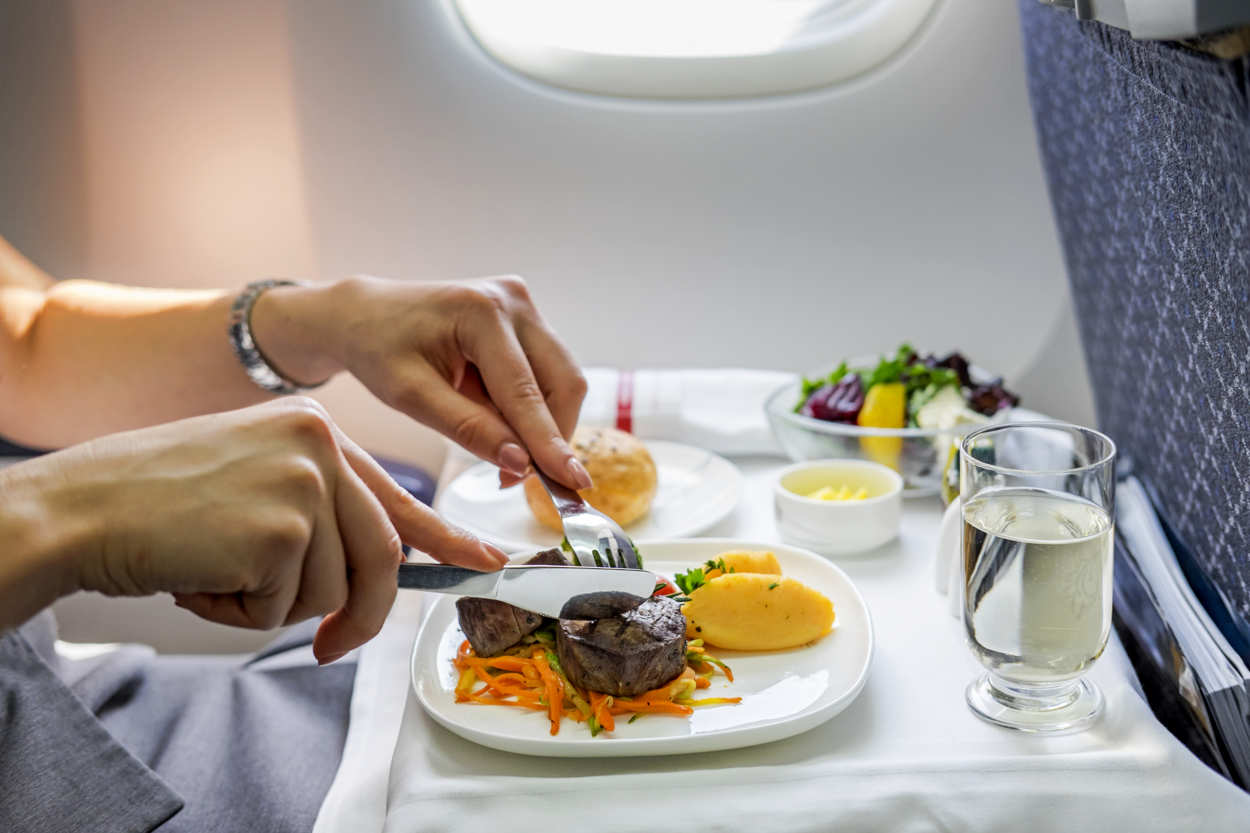 Avio-kompanija smanjuje količinu hrane na letu: Neće biti za sve putnike, a ovo je razlog