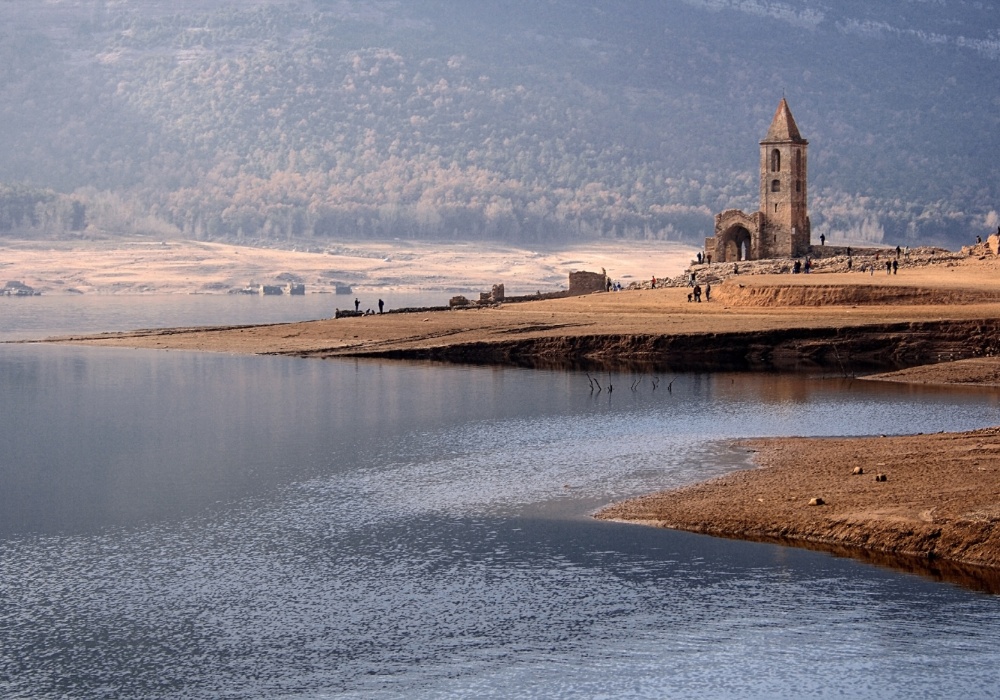 Suša razotkriva tajnu: Otkrivena potopljena crkva u španskom rezervoaru