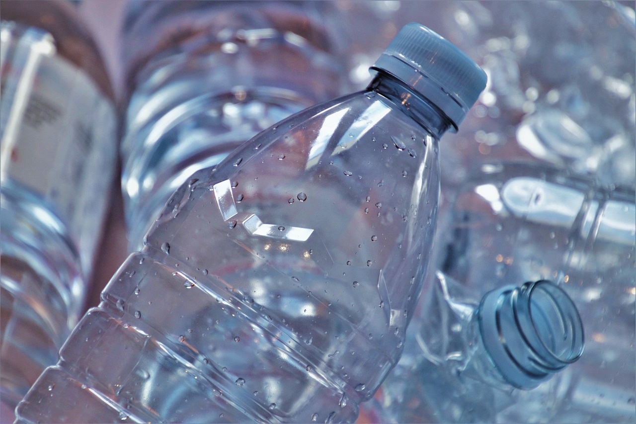 Flaširana voda puna mikroplastike – da li je i dalje "prirodna"?