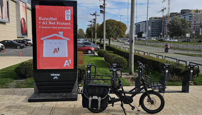 Stanica za parkiranje i punjenje bicikala i trotineta postavljena od strane A1 Srbija i Bikeep mreže u Beogradu.