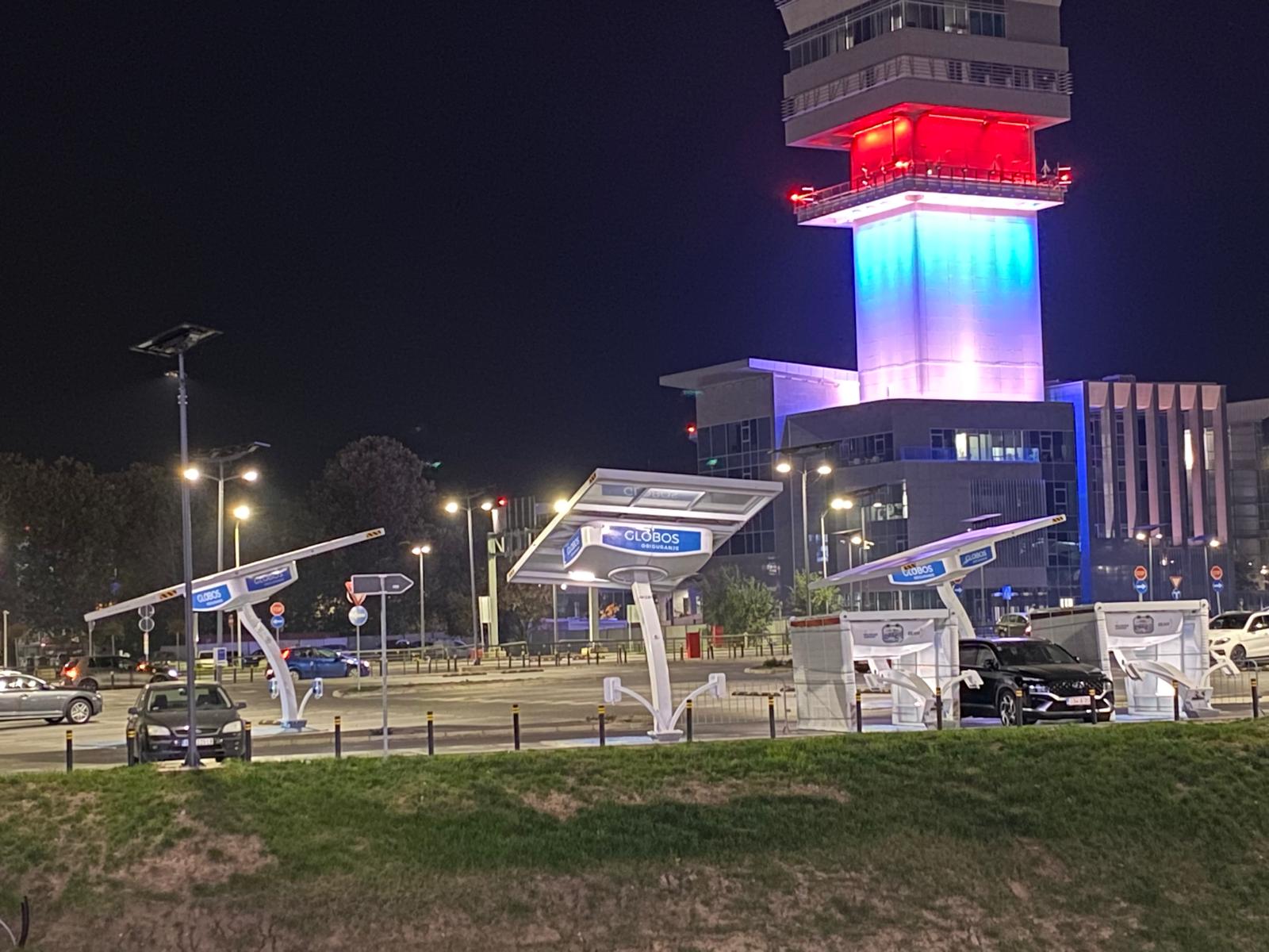 KOMPANIJA BELGRADE AIRPORT POSTAVLJA NOVE STANDARDE: Prvi aerodrom na svetu sa solarnim punjačima za električna vozila